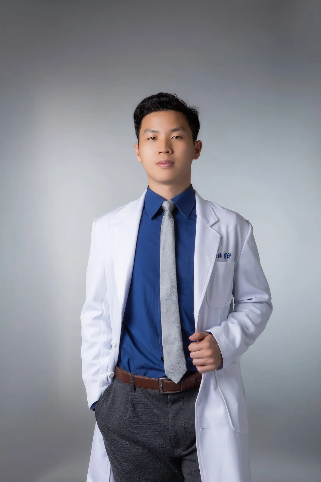程皓醫師身穿白袍的專業形象照