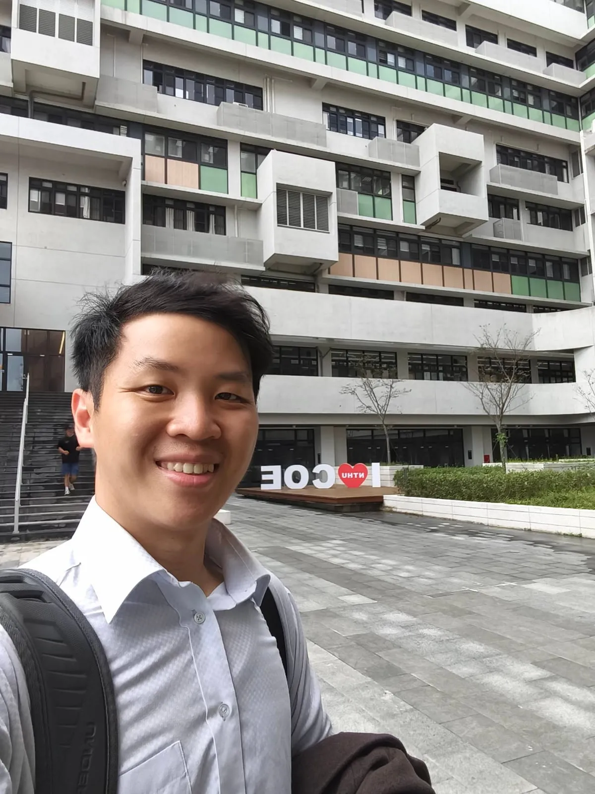 程皓醫師於清華大學校園自拍