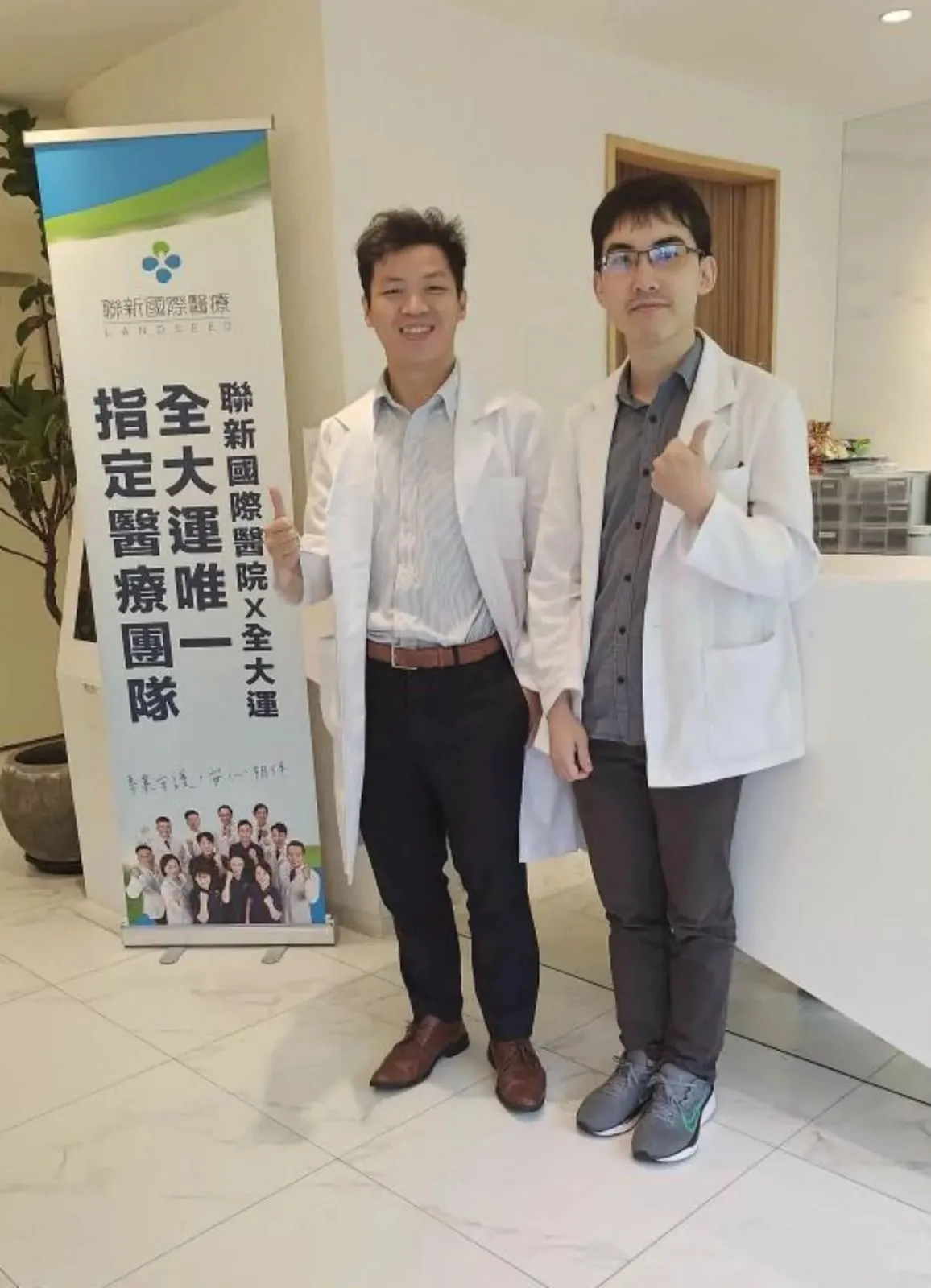 程皓醫師與前來跟診的住院醫師合影