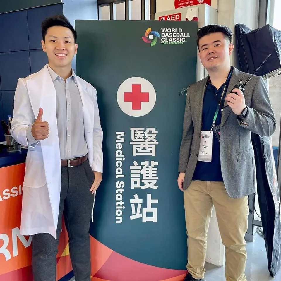 2023 年世界棒球經典賽，程皓醫師與同事於醫護站前合影